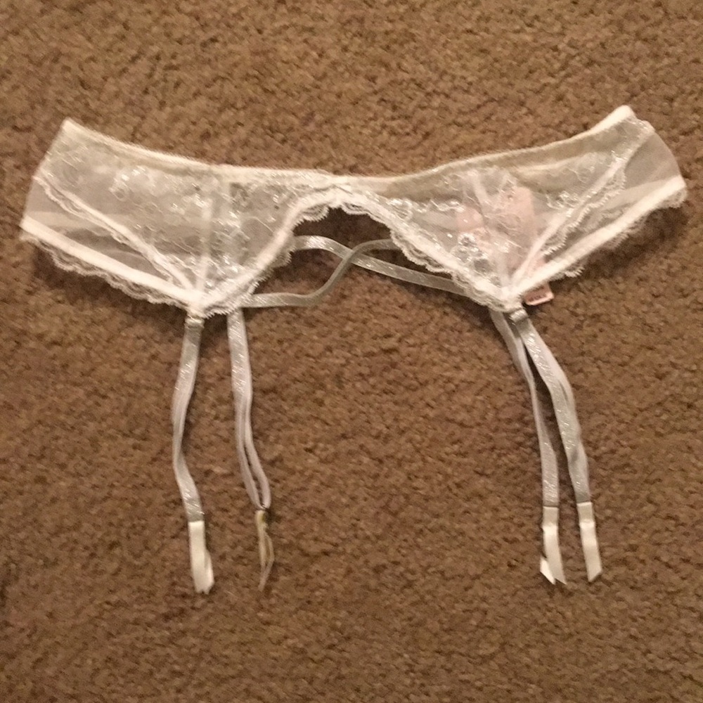 NWT Victoria’s Secret lace garter belt m/l